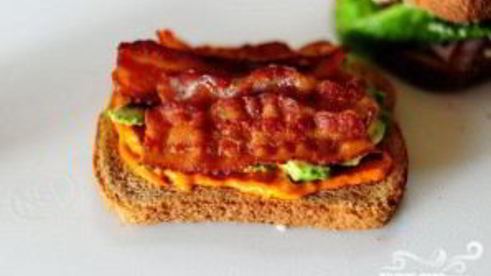 сэндвич с беконом, ветчиной и индейкой