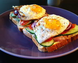 Сэндвич с беконом, яйцом и красным луком