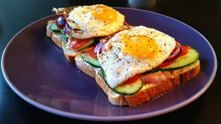 Сэндвич с беконом, яйцом и красным луком