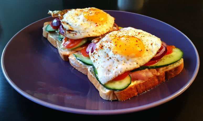 Рецепт сэндвича с беконом, яйцом и красным луком