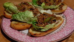 Сэндвич с говядиной, грибами и сельдереем