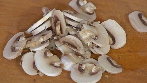 сэндвич с говядиной, грибами и сельдереем