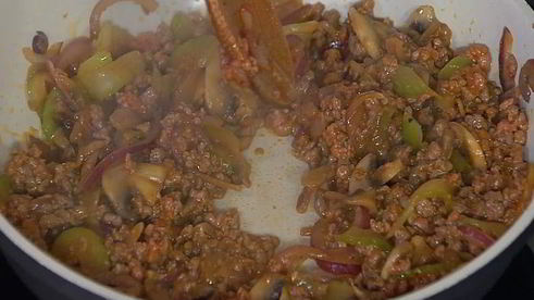 сэндвич с говядиной, грибами и сельдереем