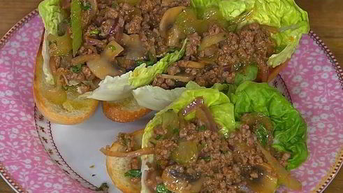 сэндвич с говядиной, грибами и сельдереем