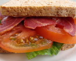 Сэндвич с индейкой, листовым салатом и помидором