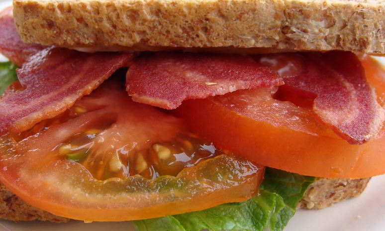 Рецепт сэндвича с индейкой, листовым салатом и помидором