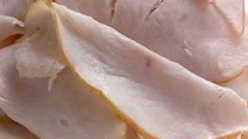 сэндвич с индейкой, листовым салатом и помидором