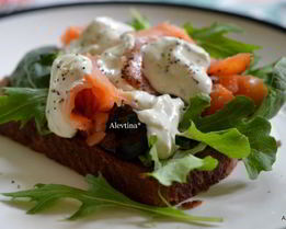 Сэндвич с копченой семгой и соусом айоли