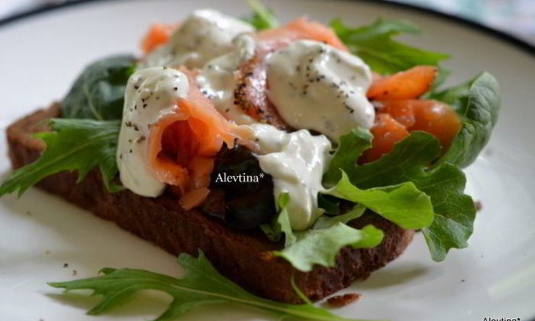 Рецепт сэндвича с копченой семгой и соусом айоли