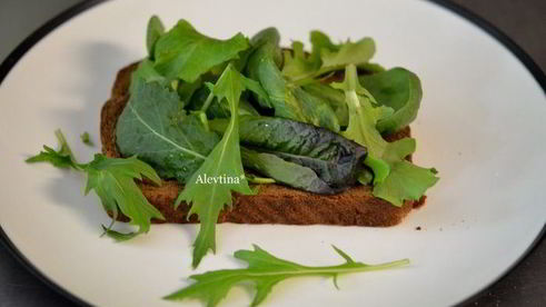 сэндвич с копченой семгой и соусом айоли