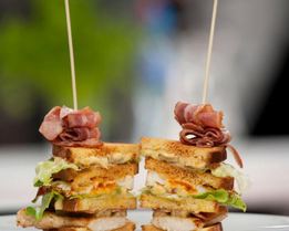 Сэндвич с курицей-гриль, беконом и яйцом