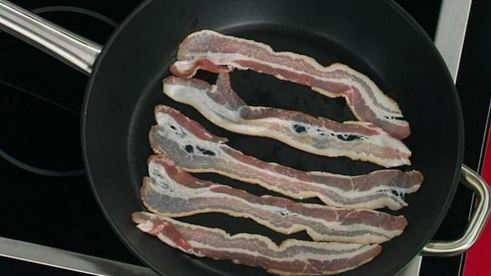 сэндвич с курицей-гриль, беконом и яйцом