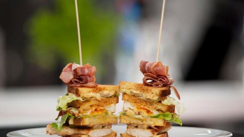 сэндвич с курицей-гриль, беконом и яйцом