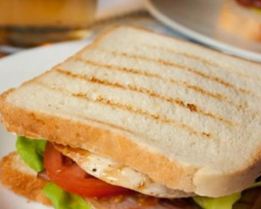 Сэндвич с курицей и беконом