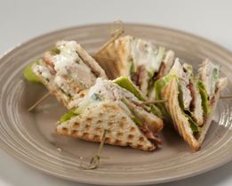 Сэндвич с курицей и не чипсами из бекона