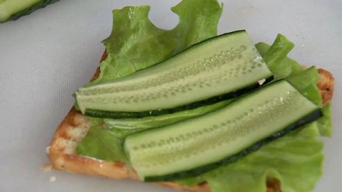 сэндвич с курицей и не чипсами из бекона