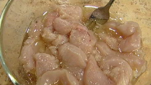 сэндвич с курицей в арахисовом соусе