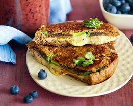 Сэндвич с сыром, авокадо и гранатом