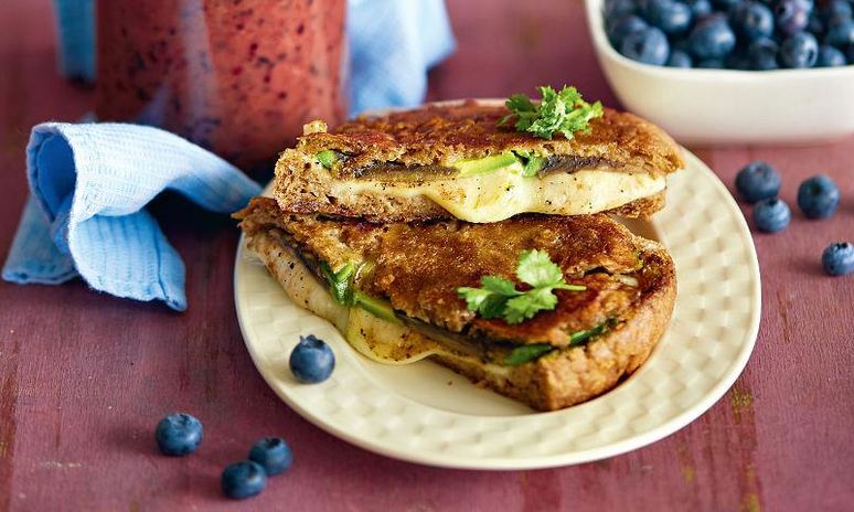 Рецепт сэндвича с сыром, авокадо и гранатом