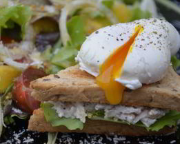 Сэндвич с яйцом-пашот и салатом