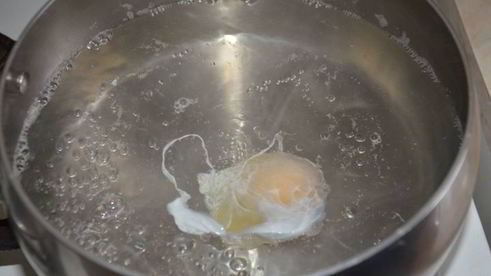 сэндвич с яйцом-пашот и салатом