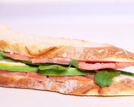 Сэндвич со слабосоленой семгой и авокадо