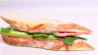 Сэндвич со слабосоленой семгой и авокадо