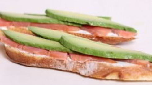 сэндвич со слабосоленой семгой и авокадо