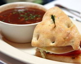 Сэндвичи из фокаччи с рукколой, моцареллой, маринованным красным луком и помидорами