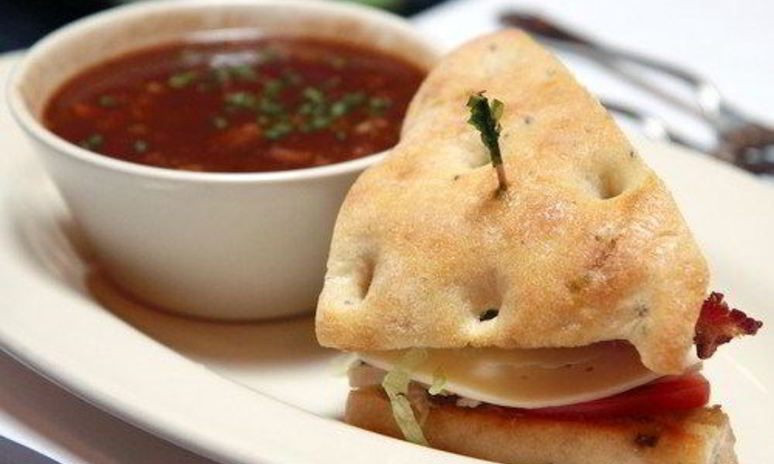 Рецепт сэндвичей из фокаччи с рукколой, моцареллой, маринованным красным луком и помидорами