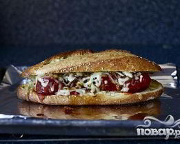 Сэндвичи с фрикадельками, сыром и луком