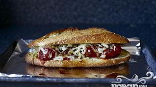 Сэндвичи с фрикадельками, сыром и луком