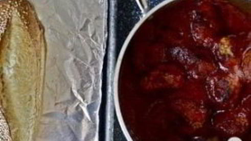 сэндвичи с фрикадельками, сыром и луком