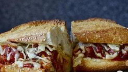 сэндвичи с фрикадельками, сыром и луком