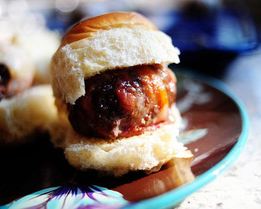 Сэндвичи с фрикадельками в беконе