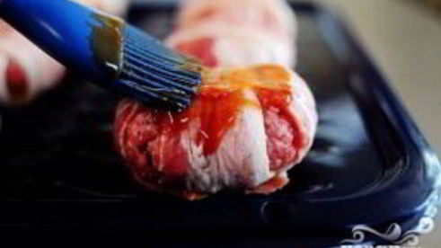 сэндвичи с фрикадельками в беконе