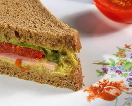 Сэндвичи с гуакамоле, каперсами и копченым мясом