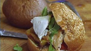 Сэндвичи с курицей, помидорами и перцем