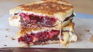 Сэндвичи с сыром бри, клубникой и шоколадом