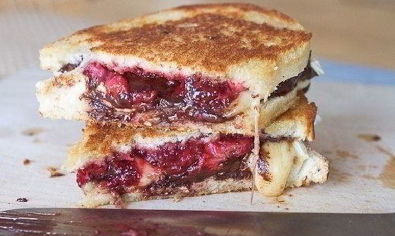 Рецепт сэндвичей с сыром бри, клубникой и шоколадом