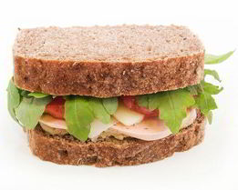 Сэндвичи со свежим мясным хлебом, рукколой, майонезным соусом и целнозерновым хлебом