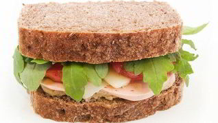 Сэндвичи со свежим мясным хлебом, рукколой, майонезным соусом и целнозерновым хлебом