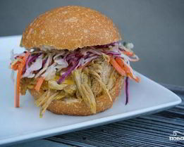 Сэндвичи со свининой, жареной в пиве с овощами