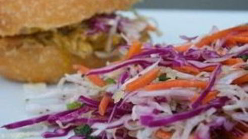 сэндвичи со свининой, жареной в пиве с овощами