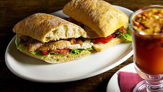 Теплый сэндвич с куриной грудкой