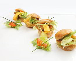 Заварной мини-сэндвич с сырным ассорти, маринованной грушей и листьями