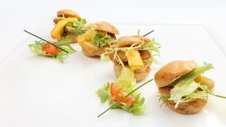 Заварной мини-сэндвич с сырным ассорти, маринованной грушей и листьями