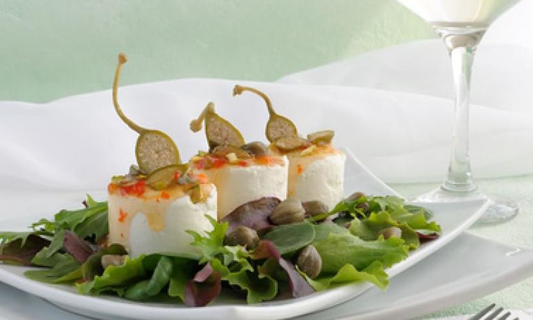 Рецепт сыра и каперсы с кисло-сладким соусом и фисташками