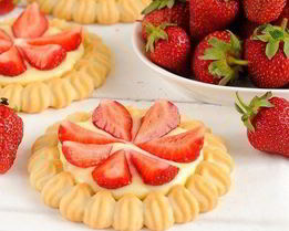 Безглютеновые тарталетки с гоголь-моголем и клубникой в шоколаде 3PAULY