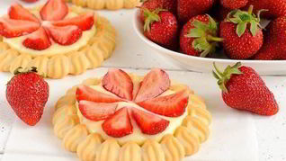 Безглютеновые тарталетки с гоголь-моголем и клубникой в шоколаде 3PAULY